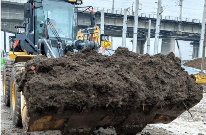 某污染土壤修復(fù)現(xiàn)場粘度大